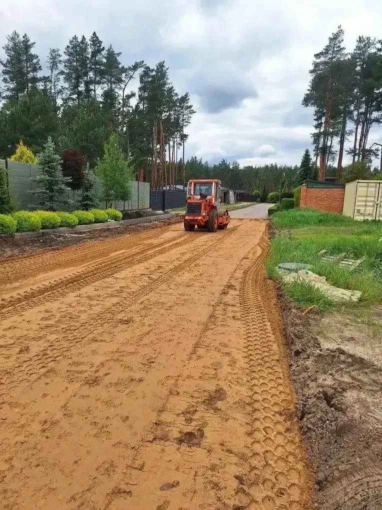 Песчаное основание дороги в посёлке