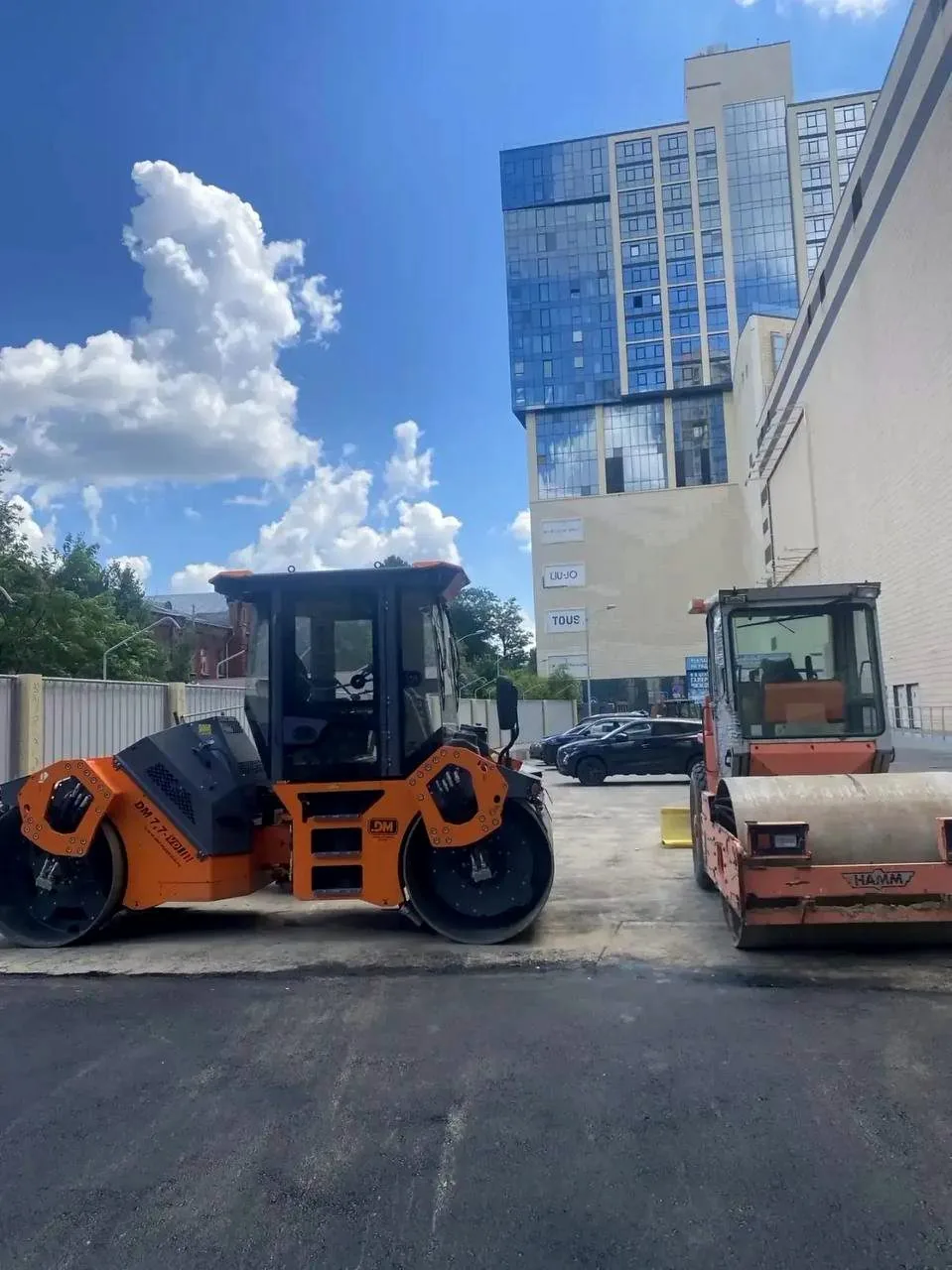 Катки на укатке асфальта в центре города